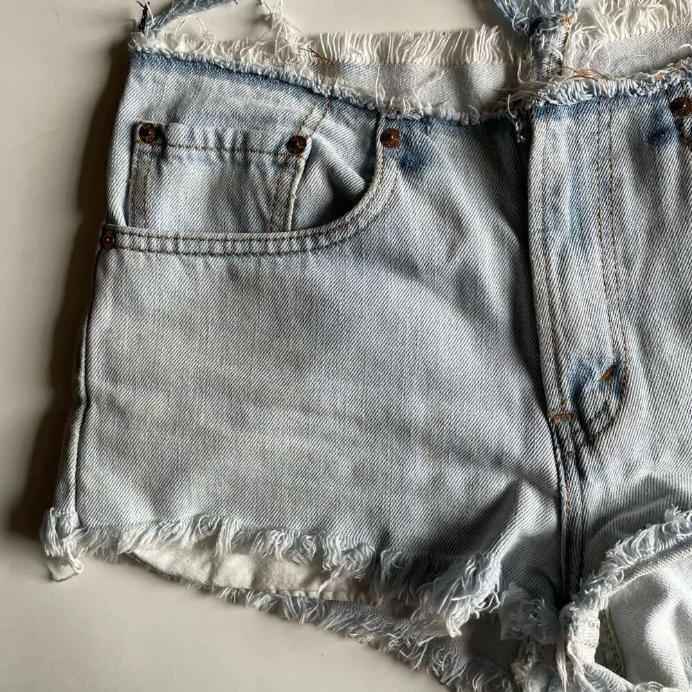 LEVI’S | high rise distressed light denim cut off jean shorts 28